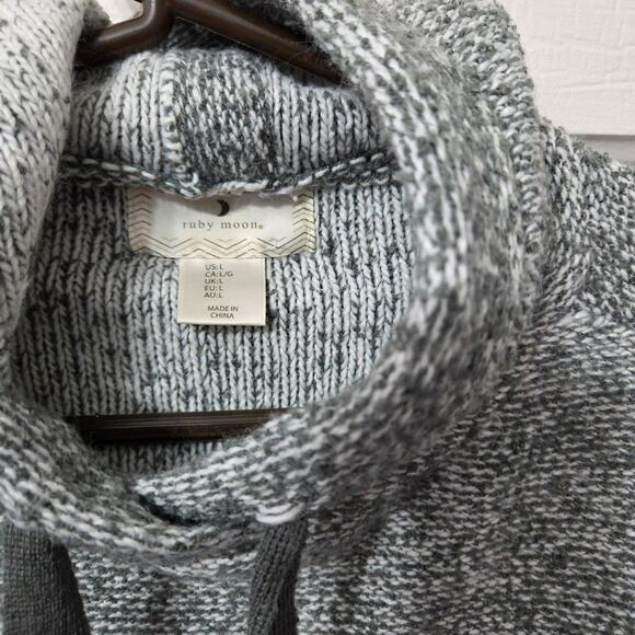 Ruby Moon Hoodie size L. Made out of 90% acrylic 9% nylon and 1% spandex - Picture 4 of 7